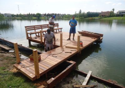 muelle de madera con banco y pasarela