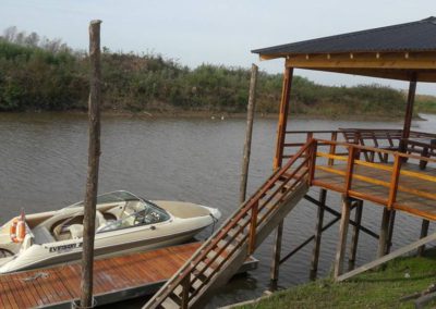 muelle con pérgola y marina