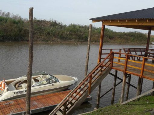 muelle con pérgola y marina