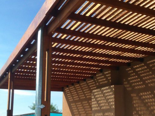 pergola de madera en galería