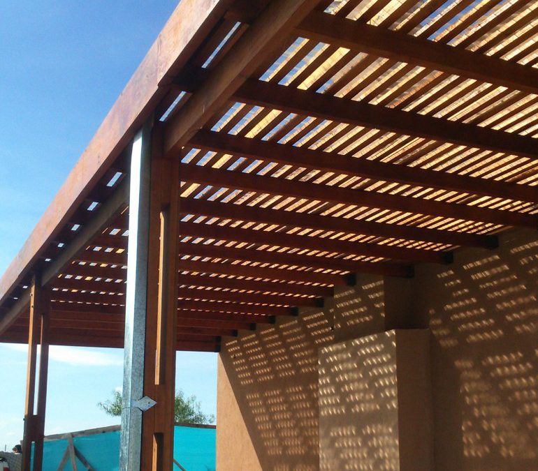 pergola de madera en galería