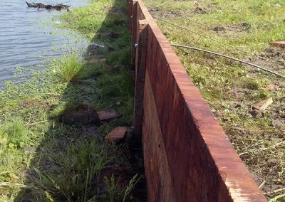 Estacada de madera en laguna