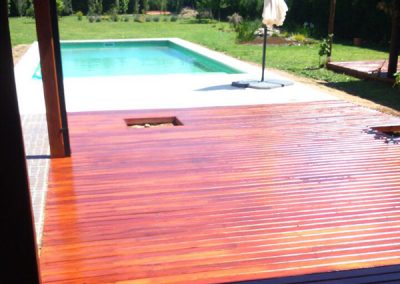 Deck madera en jardín