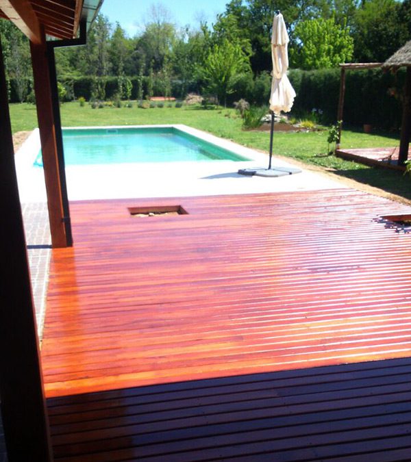 Deck madera en jardín