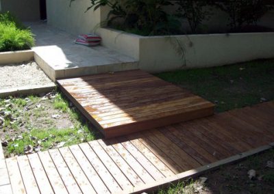 Entrada en deck madera exterior