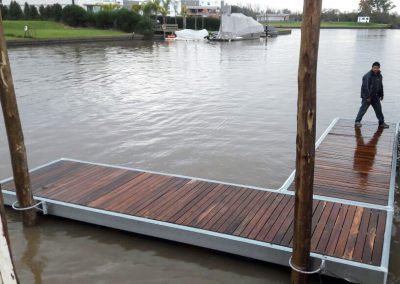 Muelle flotante de madera sobre río