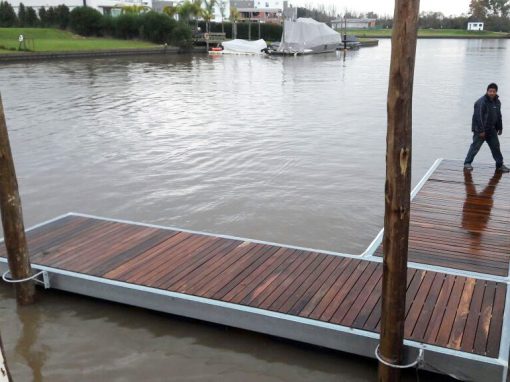 Muelle flotante de madera sobre río