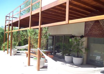 pergola de madera en galería