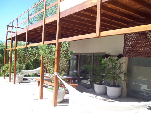 pergola de madera en galería