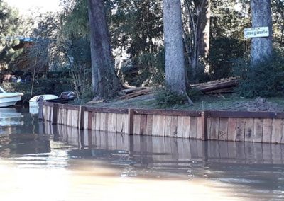 Estacada de madera en río Carachay