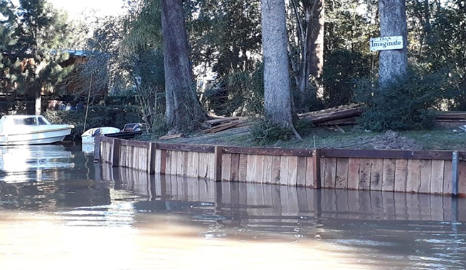 Estacada de madera en río Carachay