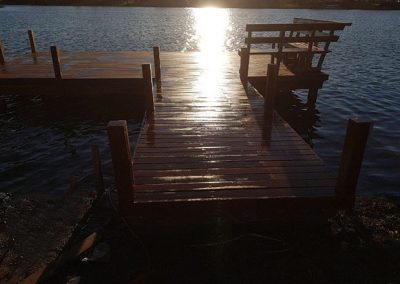 muelle de madera sobre laguna