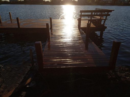 muelle de madera sobre laguna